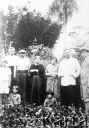 Lata 30., Apostoles, Misiones, Argentyna.
Rodzina Jose Szeligi na działce (chacra).
Fot. NN, zbiory Asociación Polaca de Posadas, udostępniła Fabiana Śniechowski, reprodukcje cyfrowe w Bibliotece Polskiej im. Ignacego Domeyki w Buenos Aires (Biblioteca Polaca Ignacio Domeyko) i w Ośrodku KARTA w Warszawie 



