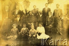 Około 1901, Apostoles lub Azara, Misiones, Argentyna.
Rodziny Szeliga i Maximowicz.
Fot. NN, zbiory Asociación Polaca de Posadas, udostępniła Fabiana Śniechowski, reprodukcje cyfrowe w Bibliotece Polskiej im. Ignacego Domeyki w Buenos Aires (Biblioteca Polaca Ignacio Domeyko) i w Ośrodku KARTA w Warszawie 



