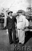 Lata 40., Apostoles, Misiones, Argentyna.
Muzycy z zespołu Kay Kay - Tomas Kurpaska i Stanisław Ryś. W tle San Pedro San Pablo de Apostoles.
Fot. NN, zbiory Asociación Polaca de Posadas, udostępniła Fabiana Śniechowski, reprodukcje cyfrowe w Bibliotece Polskiej im. Ignacego Domeyki w Buenos Aires (Biblioteca Polaca Ignacio Domeyko) i w Ośrodku KARTA w Warszawie 



