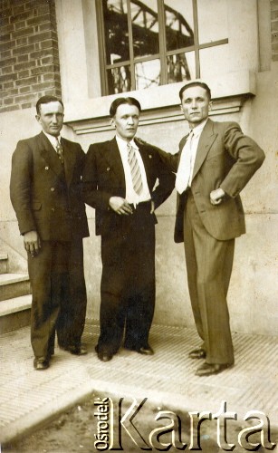 1935, Buenos Aires, Argentyna.
Tomas Kurpaska po operacji wyrostka robaczkowego w dzielicy Boca w towarzystwie dwóch przyjaciół.
Fot. NN, zbiory Asociación Polaca de Posadas, udostępniła Fabiana Śniechowski, reprodukcje cyfrowe w Bibliotece Polskiej im. Ignacego Domeyki w Buenos Aires (Biblioteca Polaca Ignacio Domeyko) i w Ośrodku KARTA w Warszawie 



