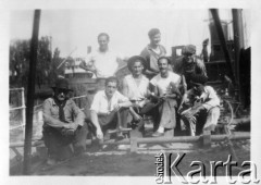 Lata 30., Posadas, Argentyna.
Robotnicy w porcie nad rzeką Parana.
Fot. NN, zbiory Asociación Polaca de Posadas, udostępniła Fabiana Śniechowski, reprodukcje cyfrowe w Bibliotece Polskiej im. Ignacego Domeyki w Buenos Aires (Biblioteca Polaca Ignacio Domeyko) i w Ośrodku KARTA w Warszawie 



