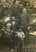 Lata 20., Apostoles, Misiones, Argentyna.
Rodzina Czajkowskich po przyjeździe do Argentyny.
Fot. NN, zbiory Alberty Jaworski z Czajkowskich, reprodukcje cyfrowe w Bibliotece Polskiej im. Ignacego Domeyki w Buenos Aires (Biblioteca Polaca Ignacio Domeyko) i w Ośrodku KARTA w Warszawie 


