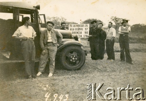 04.09.1943, Apostoles, Misiones, Argentyna.
Mężczyźni przy samochodzie i drogowskazie z odległościami do najbliższych miejscowości.
Fot. NN, zbiory Alberty Jaworski z Czajkowskich, reprodukcje cyfrowe w Bibliotece Polskiej im. Ignacego Domeyki w Buenos Aires (Biblioteca Polaca Ignacio Domeyko) i w Ośrodku KARTA w Warszawie 
Apostoles	



