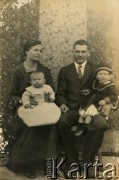 Lata 20., Apostoles, Misiones, Argentyna.
Rodzina Czajkowskich po przyjeździe do Argentyny.
Fot. NN, zbiory Alberty Jaworski z Czajkowskich, reprodukcje cyfrowe w Bibliotece Polskiej im. Ignacego Domeyki w Buenos Aires (Biblioteca Polaca Ignacio Domeyko) i w Ośrodku KARTA w Warszawie 
Apostoles	