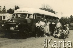 Lata 50., Apostoles, Misiones, Argentyna.
Portret zbiorowy na tle kursowego autobusu na linii  Cruz de la Sierra-Apostoles.
Fot. NN, zbiory Alberty Jaworski z Czajkowskich, reprodukcje cyfrowe w Bibliotece Polskiej im. Ignacego Domeyki w Buenos Aires (Biblioteca Polaca Ignacio Domeyko) i w Ośrodku KARTA w Warszawie 


