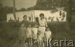 Lata 60., Apostoles, Misiones, Argentyna.
Od lewej Maria Komisarski Czajkowski i Alberta Jaworski z Czajkowskich. U dołu w środku córka Alberty Estella Lucia. Fot. NN, zbiory Alberty Jaworski z Czajkowskich, reprodukcje cyfrowe w Bibliotece Polskiej im. Ignacego Domeyki w Buenos Aires (Biblioteca Polaca Ignacio Domeyko) i w Ośrodku KARTA w Warszawie