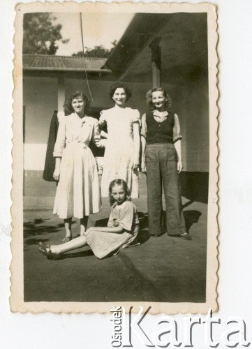 Lata 40., Azara, Misiones, Argentyna.
Siostry Raczkowskie.
Fot. NN, zbiory Józefy Raczkowski z d. Dwojak, kopie cyfrowe w Bibliotece Polskiej im. Ignacego Domeyki w Buenos Aires (Biblioteca Polaca Ignacio Domeyko) i w Ośrodku KARTA w Warszawie 

