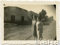 Lata 40., Azara, Misiones, Argentyna.
Rosa Raczkowski z domu Dwojak (ur.1925) córka Katarzyny Sapaja i Juana Dwojaka z siostrą.
Fot. NN, zbiory Józefy Raczkowski z d. Dwojak, kopie cyfrowe w Bibliotece Polskiej im. Ignacego Domeyki w Buenos Aires (Biblioteca Polaca Ignacio Domeyko) i w Ośrodku KARTA w Warszawie 







