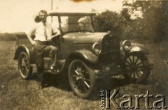 Lata 30., Azara, Misiones, Argentyna.
Mężczyzna przy samochodzie.
Fot. NN, zbiory Józefy Raczkowski z d. Dwojak, kopie cyfrowe w Bibliotece Polskiej im. Ignacego Domeyki w Buenos Aires (Biblioteca Polaca Ignacio Domeyko) i w Ośrodku KARTA w Warszawie 



 
