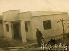 1940-1950, Azara, Misiones, Argentyna.
Prawdopodobnie Juan Dwojak przed swoim domem.
Fot. NN, zbiory Józefy Raczkowski z d. Dwojak, kopie cyfrowe w Bibliotece Polskiej im. Ignacego Domeyki w Buenos Aires (Biblioteca Polaca Ignacio Domeyko) i w Ośrodku KARTA w Warszawie 


