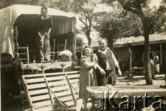 Lata 50., Azara, Misiones, Argentyna.
Przeprowadzka (?).U dołu prawopodobnie Katarzyna Dwojak z domu Sapaja i Juan Dwojak.
Fot. NN, zbiory Józefy Raczkowski z d. Dwojak, kopie cyfrowe w Bibliotece Polskiej im. Ignacego Domeyki w Buenos Aires (Biblioteca Polaca Ignacio Domeyko) i w Ośrodku KARTA w Warszawie 


