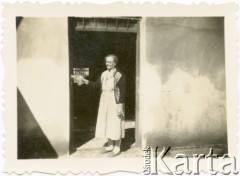 Lata 50., Tres Capones, Misiones,Argentyna.
Katarzyna Dwojak z d.Sapaja przed domem.
Fot. NN, zbiory Józefy Raczkowski z d. Dwojak, kopie cyfrowe w Bibliotece Polskiej im. Ignacego Domeyki w Buenos Aires (Biblioteca Polaca Ignacio Domeyko) i w Ośrodku KARTA w Warszawie 

