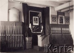 19.03.1936, Włodzimierz Wołyński, woj. wołyńskie, Polska.
Dekoracja sali wykładowej z okazji obchodów imienin marszałka Józefa Piłsudskiego w Szkole Podchorążych Rezerwy Artylerii im. Marcina Kątskiego.
Fot. Henryk Sztekler, zbiory ośrodka KARTA, udostępnił Andrzej Janowski