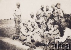 14.05-20.06.1936, Powursk, woj. wileńskie, Polska.
Żołnierze 6 działu Szkoły Podchorążych Rezerwy Artylerii im. Marcina Kątskiego na poligonie.
Fot. Siebeneicher, zbiory ośrodka KARTA, udostępnił Andrzej Janowski