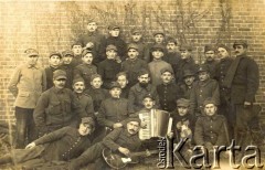 1939-1945, Niemcy.
Zdjęcie grupowe żołnierzy będących w niewoli niemieckiej. W 3 rzędzie, 4 od lewej stoi Tadeusz Ślesiński - podoficer Flotylii Pińskiej, teletechnik, w czasie kampanii wrześniowej walczył w SGO 