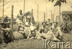 1939-1945, Niemcy.
Jeńcy wojenni podczas odpoczynku. 1 z prawej siedzi Tadeusz Ślesicki, podoficer Flotylii Pińskiej, teletechnik, w czasie kampanii wrześniowej walczył w SGO 