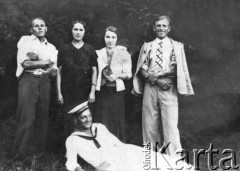 Lata 30., Polska.
Zdjęcie grupowe. W pozycji leżącej pozuje Tadeusz Ślesiński - podoficer Flotylii Pińskiej, w czasie kampanii wrześniowej walczył w SGO 