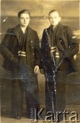 Lata 30., Pińsk, woj. poleskie, Polska.
Portret dwóch mężczyzn wykonany w atelier fotograficznym 