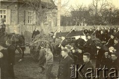 Lata 30., Pińsk, woj. poleskie, Polska.
Pogrzeb marynarza Flotylli Pińskiej.
Fot. NN, zbiory Ośrodka KARTA, udostępniła Małgorzata Gołaszewska