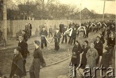 Lata 30., Pińsk, woj. poleskie, Polska.
Pogrzeb marynarza Flotylli Pińskiej.
Fot. NN, zbiory Ośrodka KARTA, udostępniła Małgorzata Gołaszewska