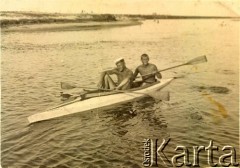 Lata 30., Pińsk, woj. poleskie, Polska.
Prawdopodobnie marynarze Flotylli Pińskiej w kajaku.
Fot. NN, zbiory Ośrodka KARTA, udostępniła Małgorzata Gołaszewska
