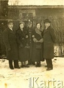 Lata 30., Polska.
Zdjęcie rodzinne. Pośrodku stoi żołnierz Wojska Polskiego.
Fot. NN, zbiory Ośrodka KARTA, udostępniła Małgorzata Gołaszewska