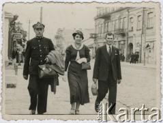 11.08.1935, Kowel, woj. wołyńskie, Polska.
Ulica Warszawska, od lewej: Feliks Myszor, Helena i Ignacy Czapscy.
Fot. NN, zbiory Ośrodka KARTA, udostępniała Bernadetta Czapska