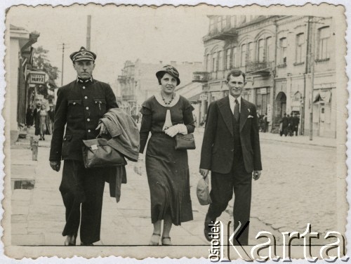 11.08.1935, Kowel, woj. wołyńskie, Polska.
Ulica Warszawska, od lewej: Feliks Myszor, Helena i Ignacy Czapscy.
Fot. NN, zbiory Ośrodka KARTA, udostępniała Bernadetta Czapska