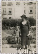 5.09.1935, Kowel, woj. wołyńskie, Polska.
Helena Czapska z synem Tadeuszem na tle szkoły powszechnej im. Ignacego Mościckiego.
Fot. NN, zbiory Ośrodka KARTA, udostępniała Bernadetta Czapska