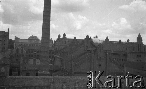 Lata 40., Warszawa, Polska.
Budynki więzienia przy ul. Rakowieckiej, w głębi budynek Szkoły Głównej Handlowej. 
Fot. Maciej Jasiecki, zbiory Ośrodka KARTA