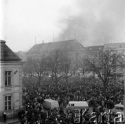17.12.1970, Szczecin, Polska.
Wydarzenia grudniowe - tłum przed gmachem KW PZPR przy pl. Żołnierza Polskiego, róg ul. Tkackiej.  Na chodniku płoną dokumenty i wyposażenie wyrzucane przez okna z gmachu Domu Partii.
Fot. Maciej Jasiecki, zbiory Ośrodka KARTA