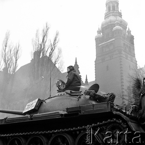 18.12.1970, Szczecin, Polska.
Wydarzenia grudniowe - czołg T-54 na tle Wojewódzkiej Rady Narodowej ul. Wały Chrobrego 4.
Fot. Maciej Jasiecki, zbiory Ośrodka KARTA