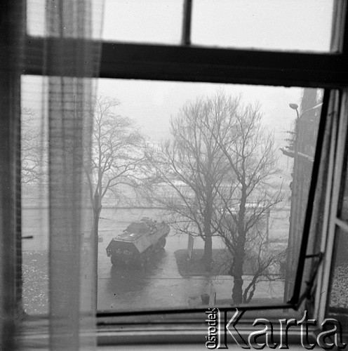 14-22.12.1970, Szczecin, Polska.
Wydarzenia grudniowe - pl. Hołdu Pruskiego (obecnie pl. Solidarności), transporter opancerzony „Skot” przed siedzibą organu KW PZPR - „Głosu Szczecińskiego”.
Fot. Maciej Jasiecki, zbiory Ośrodka KARTA