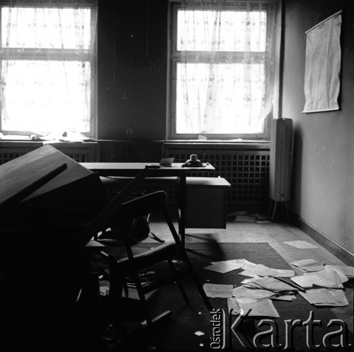 17-22.12.1970, Szczecin, Polska.
Wydarzenia grudniowe - pl. Żołnierza Polskiego,  wnętrze gmachu KW PZPR po spaleniu 17.12.1970 r..
Fot. Maciej Jasiecki, zbiory Ośrodka KARTA