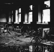 17-22.12.1970, Szczecin, Polska.
Wydarzenia grudniowe - pl. Żołnierza Polskiego,  wnętrze gmachu KW PZPR po spaleniu 17.12.1970 r.
Fot. Maciej Jasiecki, zbiory Ośrodka KARTA
