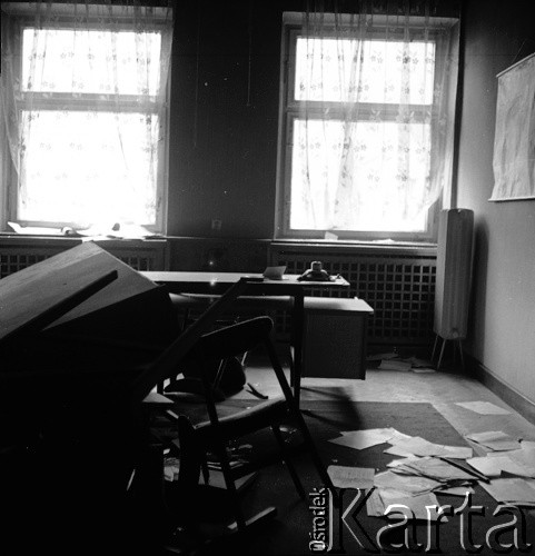 17-22.12.1970, Szczecin, Polska.
Wydarzenia grudniowe - pl. Żołnierza Polskiego,  wnętrze gmachu KW PZPR po spaleniu 17.12.1970 r.
Fot. Maciej Jasiecki, zbiory Ośrodka KARTA