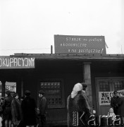 14-22.12.1970, Szczecin, Polska.
Wydarzenia grudniowe - ul. Tomasza Nocznickiego, brama wejściowa na teren Stoczni Szczecińskiej im. Adolfa Warskiego, trwa strajk okupacyjny. Na dachu budynku napis: 