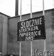 14-22.12.1970, Szczecin, Polska.
Wydarzenia grudniowe - ul. Tomasza Nocznickiego, teren Stoczni Szczecińskiej im. Adolfa Warskiego. Tabliczka z napisem: 