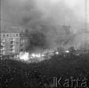 17.12.1970, Szczecin, Polska.
Wydarzenia grudniowe - tłum przed gmachem KW PZPR przy pl. Żołnierza Polskiego, róg ul. Tkackiej.  Na chodniku płoną dokumenty i wyposażenie wyrzucane przez okna z gmachu Domu Partii. Wokoło kordon niereagujących żołnierzy z 12 Dywizji Zmechanizowanej.
Fot. Maciej Jasiecki, zbiory Ośrodka KARTA