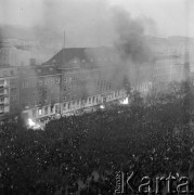 17.12.1970, Szczecin, Polska.
Wydarzenia grudniowe - tłum przed gmachem KW PZPR przy pl. Żołnierza Polskiego, róg ul. Tkackiej.  Na chodniku płoną dokumenty i wyposażenie wyrzucane przez okna z gmachu Domu Partii. Wokoło kordon niereagujących żołnierzy z 12 Dywizji Zmechanizowanej.
Fot. Maciej Jasiecki, zbiory Ośrodka KARTA
