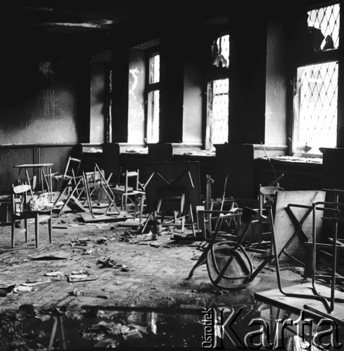17-22.12.1970, Szczecin, Polska.
Wydarzenia grudniowe - pl. Żołnierza Polskiego,  wnętrze gmachu KW PZPR po spaleniu 17.12.1970 r.
Fot. Maciej Jasiecki, zbiory Ośrodka KARTA