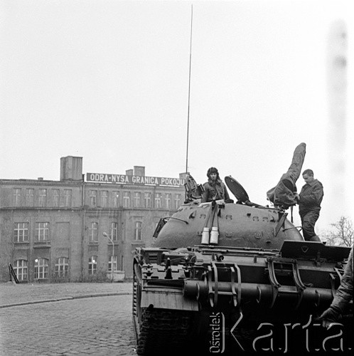 14-22.12.1970, Szczecin, Polska.
Wydarzenia grudniowe - ul. Admiralska, czołg T-54 na tle napisu „Odra-Nysa granicą pokoju”.
Fot. Maciej Jasiecki, zbiory Ośrodka KARTA