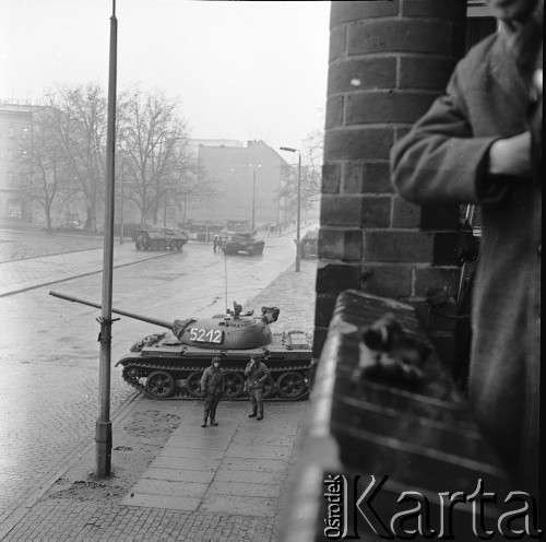 14-22.12.1970, Szczecin, Polska.
Wydarzenia grudniowe - ul. Małopolska 47, widok w kierunku al. Wyzwolenia. Na pierwszym planie czołg T-54. 
Fot. Maciej Jasiecki, zbiory Ośrodka KARTA