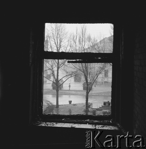 17-22.12.1970, Szczecin, Polska.
Wydarzenia grudniowe - pl. Żołnierza Polskiego,  wnętrze gmachu KW PZPR po spaleniu 17.12.1970 r. Na pierwszym planie tablica z brązu poświęcona harcerzom z 1959 r. postawiona na cokole pomnika Fryderyka II Wielkiego z 1877 roku, zniszczonego w 1945 r.
Fot. Maciej Jasiecki, zbiory Ośrodka KARTA