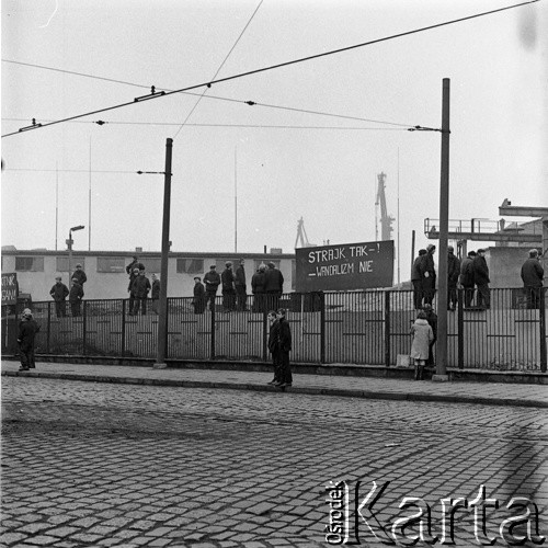 24.01.1971, Szczecin, Polska.
Wydarzenia grudniowe - ul. Tomasza Nocznickiego,  Stocznia Szczecińska im. Adolfa Warskiego. Na ogrodzeniu tablica z hasłem: 