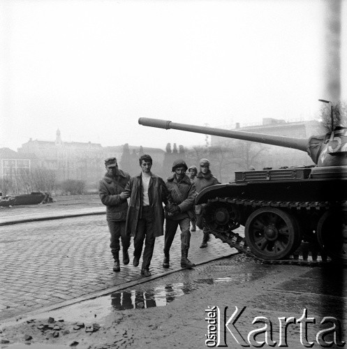 18.12.1970, Szczecin, Polska.
Wydarzenia grudniowe - jeden z 612 zatrzymanych jest prowadzony przez mieszany patrol wojskowo-milicyjny do gmachu KW MO ul. Małopolska 47. [tą scenę nagrał też WFDiF a Andrzej Wajda wykorzystał do zilustrowania Gdańska w filmie „Człowiek z żelaza. Na sekundę w kadrze pojawia się Maciej Jasiecki]
Fot. Maciej Jasiecki, zbiory Ośrodka KARTA