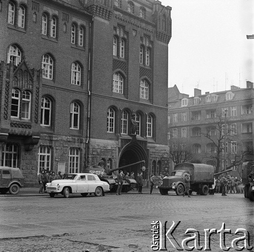 18.12.1970, Szczecin, Polska.
Wydarzenia grudniowe - wejście do gmachu KW MO ul. Małopolska 47. Samochód SB „warszawa”, czołg T-54, samochód ciężarowy „Lublin”.
Fot. Maciej Jasiecki, zbiory Ośrodka KARTA