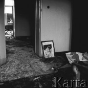 Po 17.12.1970, Szczecin, Polska.
Wydarzenia grudniowe - pl. Żołnierza Polskiego, wnętrze gmachu KW PZPR, przewrócony portret byłego I Sekretarza KC PZPR – Władysława Gomułki.
Fot. Maciej Jasiecki, zbiory Ośrodka KARTA