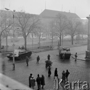 14-22.12.1970, Szczecin, Polska.
Wydarzenia grudniowe - pl. Żołnierza Polskiego, ekipy remontowe przed gmachem KW PZPR. Trwa budowa prowizorycznego ogrodzenia pod osłoną wojska. Na pierwszym planie czołg T-54 i transporter opancerzony „skot”.
Fot. Maciej Jasiecki, zbiory Ośrodka KARTA
