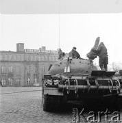14-22.12.1970, Szczecin, Polska.a.
Wydarzenia grudniowe - ul. Admiralska, czołg T-54 na tle napisu „Odra-Nysa granicą pokoju”. 
Fot. Maciej Jasiecki, zbiory Ośrodka KARTA